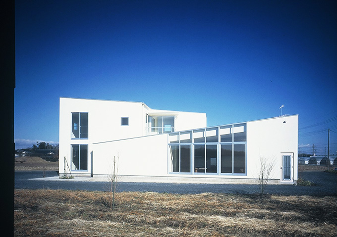 青空に似合う白い外壁