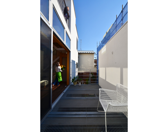 グレーチング床がモダンなコート