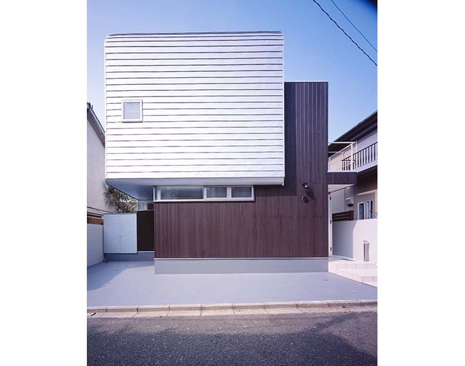 2階部分が浮遊しているような外観