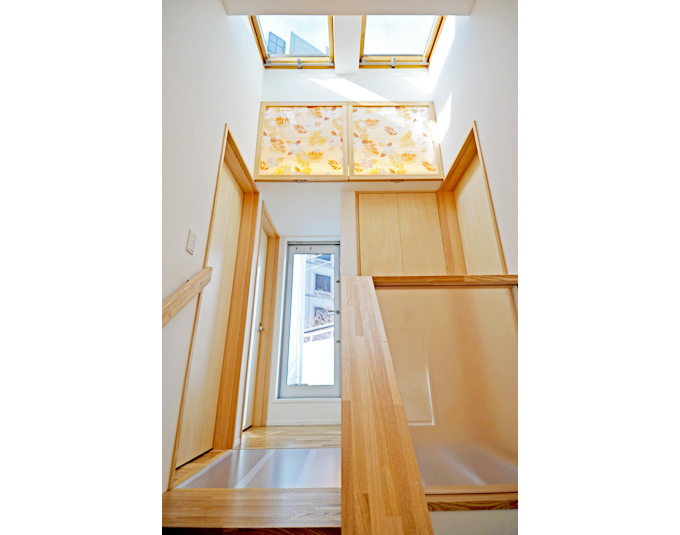 天窓から明るい光が降り注ぐ階段ホール