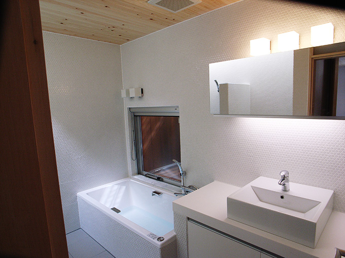 白で統一した洗面浴室