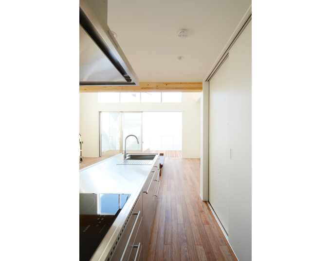 キッチンの背面には大容量の収納棚