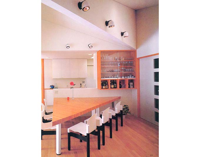 二等辺三角形のジャイアントテーブル2つ