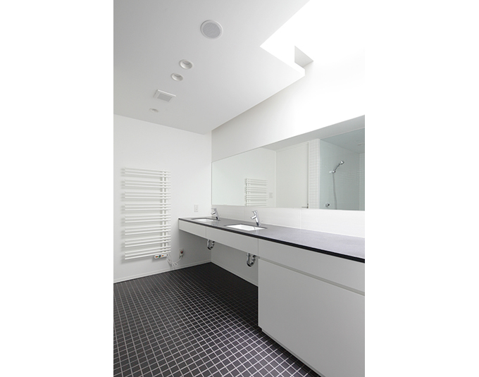 黒をアクセントにした水周りスペース