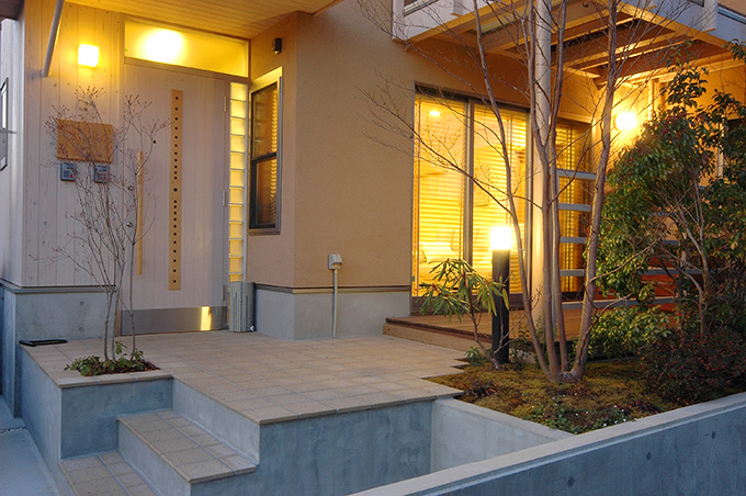 １階テラスと一体になった玄関アプローチ