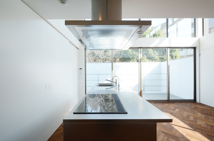 メタリックな輝きが美しいステンレスのアイランドキッチン