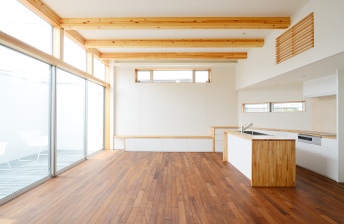 無垢材でまとめたリビングダイニング