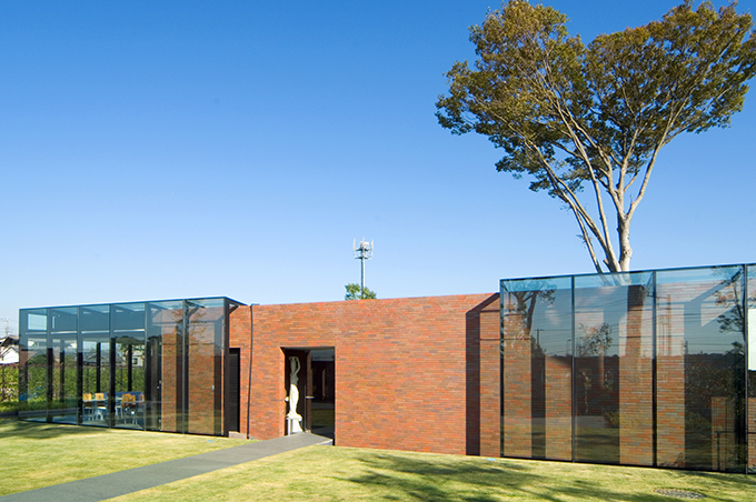 ガラス張りが特徴的なファサード