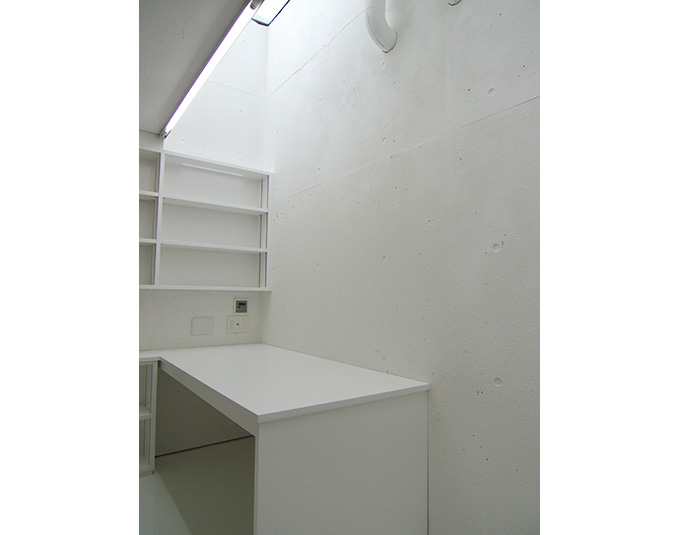 多目的に使える真っ白な作業台と収納