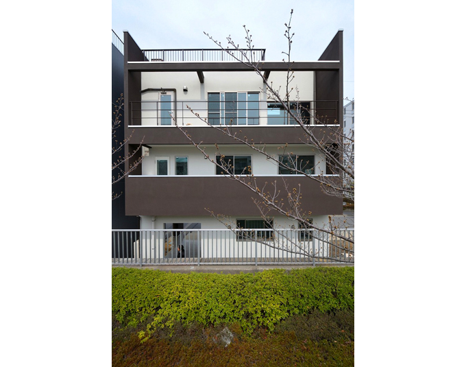 桜並木に面した窓