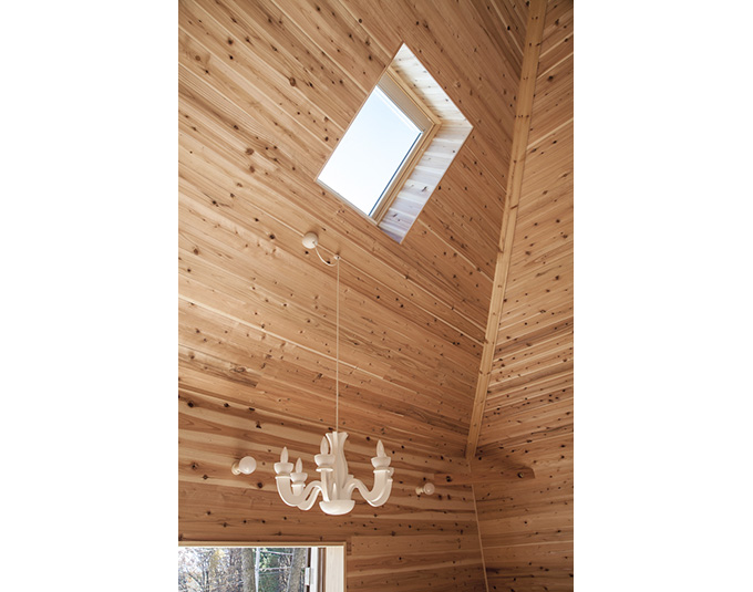 小さな山荘‐山桜も見える電動開閉式天窓