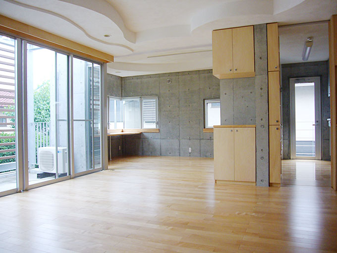 流れるようなデザインの天井