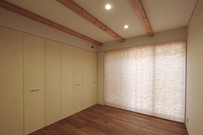 大きな窓と壁面収納のある部屋