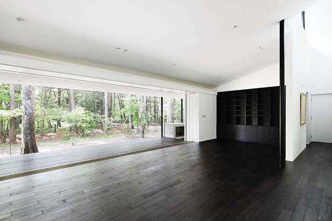 ダークの床材が落ち着いた空間を演出