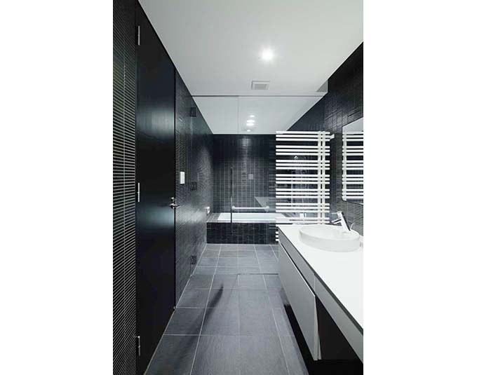 黒を基調とした浴室は落ち着ける空間に