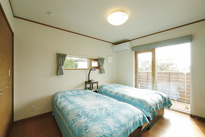 ベランダに続く寝室