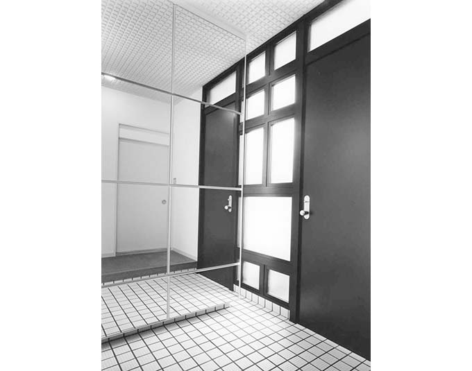 玄関のミラー張り収納、外出前の身だしなみ