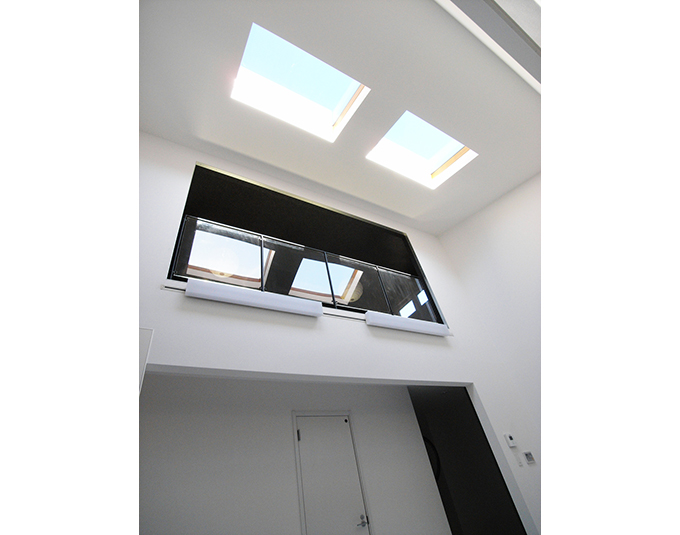 吹き抜けと天井に沿うトップライト