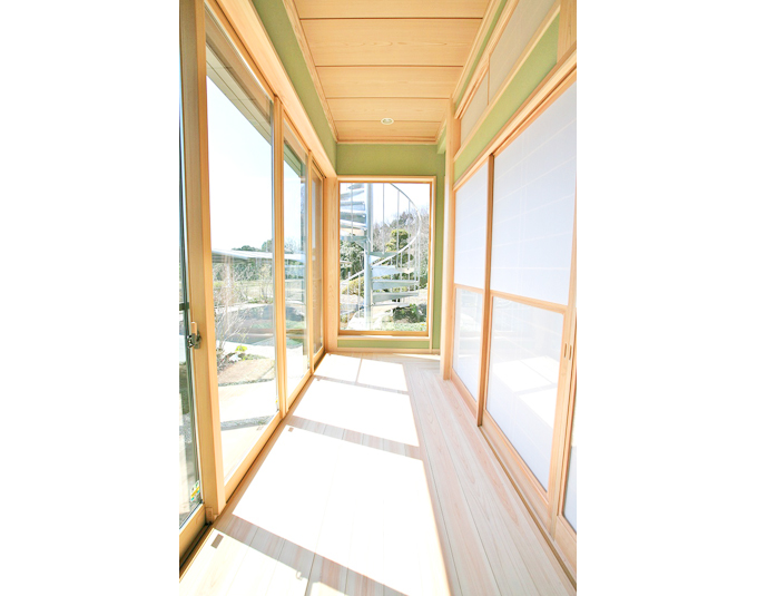 自然光が降り注ぐ幅が広い縁側