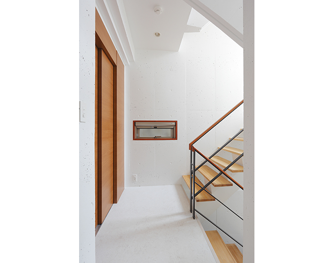建具がアクセントの明るい階段室