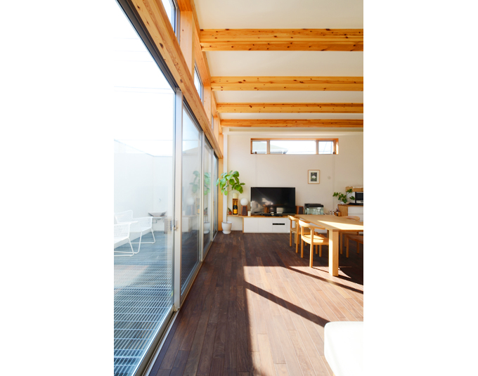 外との一体感を感じさせる大きな窓