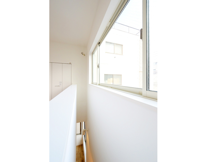 上部に窓を配置して採光を確保