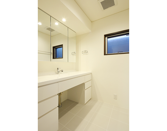 白で統一された洗面脱衣室