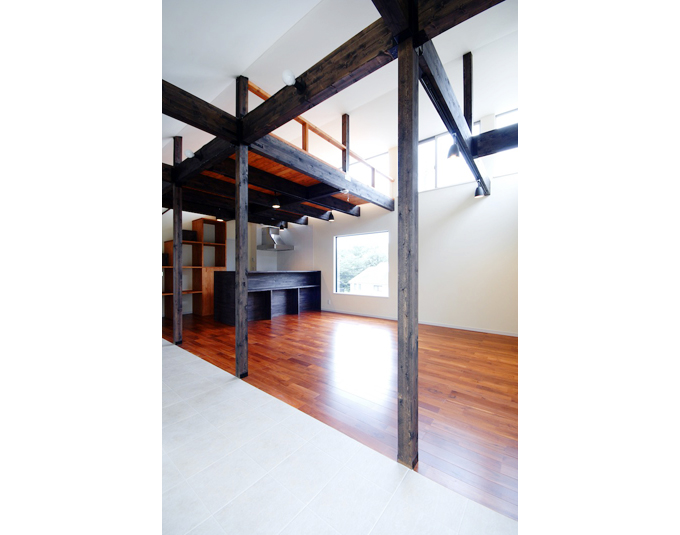 黒塗りの柱・梁と吹き抜けとロフトの開放感