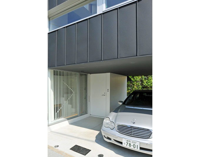 モダンな印象のアプローチ