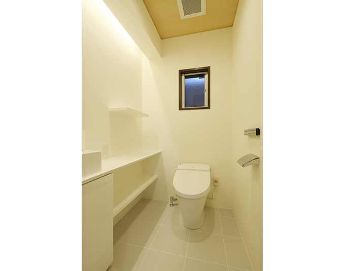 白を基調としたトイレ