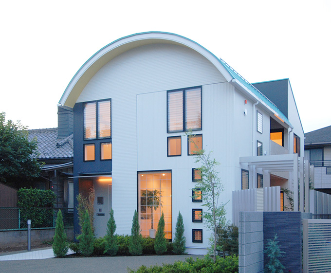 部屋のいろいろな姿の灯りがもれます