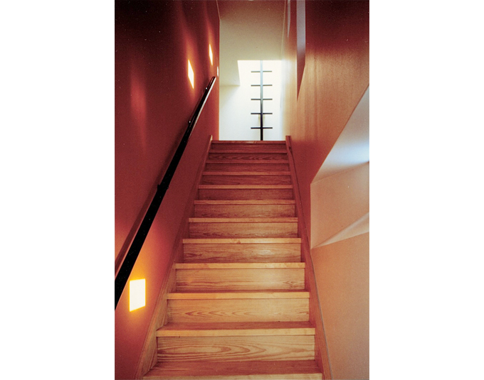 木製階段から見上げる吹き抜けデザイン