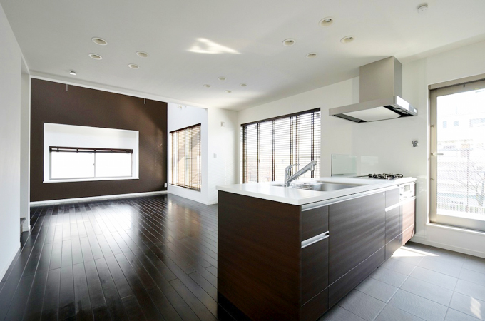 床材とマッチするブラウンのオープンキッチン