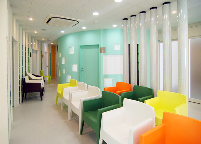 木漏れ日のイメージでグリーンのガラスブロック