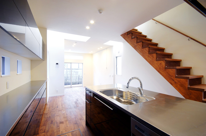 壁沿いに設置したキッチンと収納