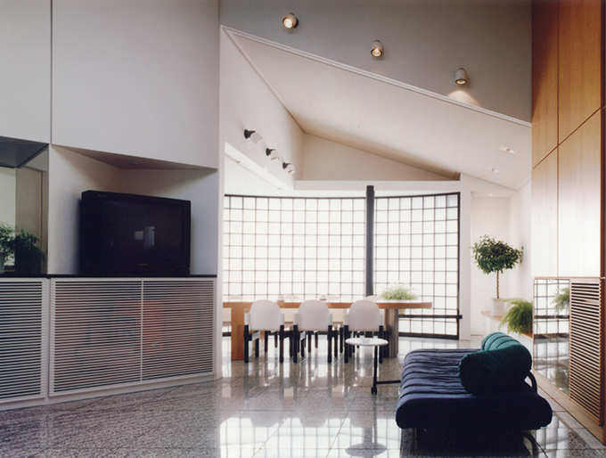 L型の多目的ジャイアントテーブルが脇役