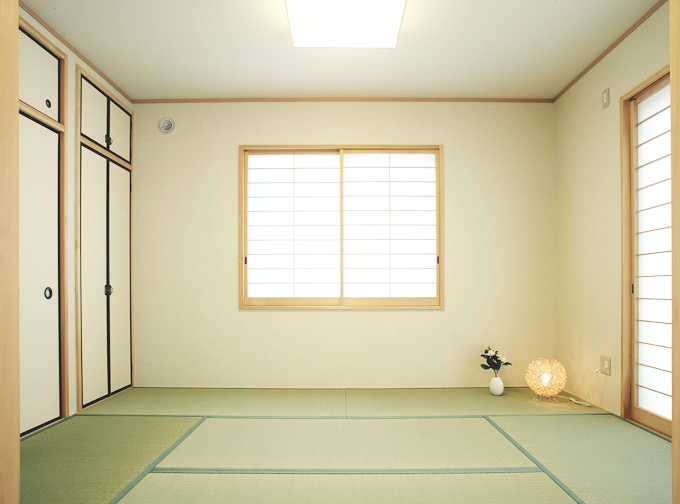 天袋つきの押し入れ収納を備えた和室