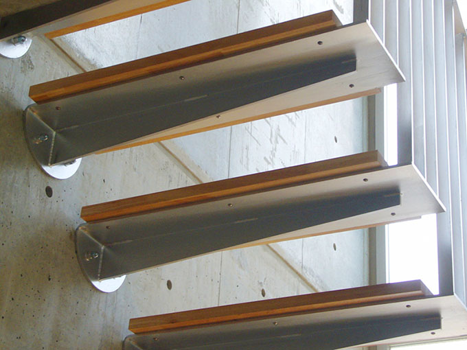 ステップの間から光が差し込む