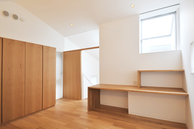 床材とマッチした主寝室のオープン棚