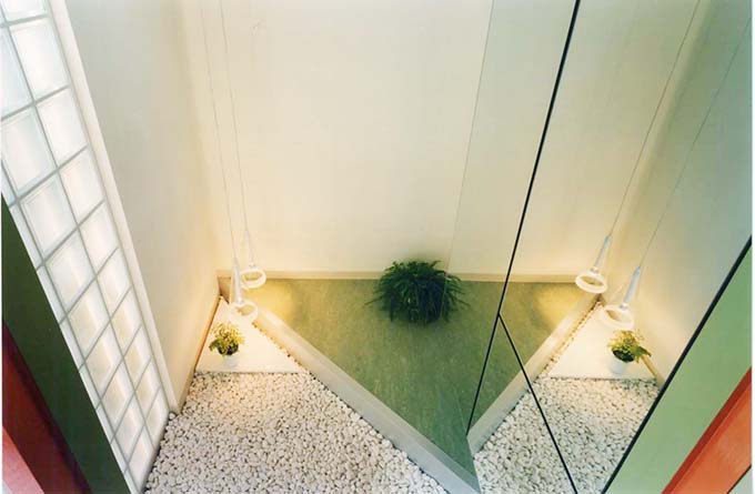 コストを押さえるため玄関床は白砂利敷き