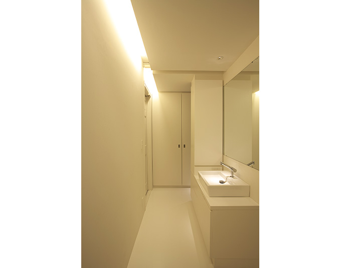 トップライトから光が差し込む洗面