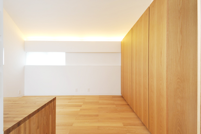 床と同じ材質で造られた主寝室のクローゼット