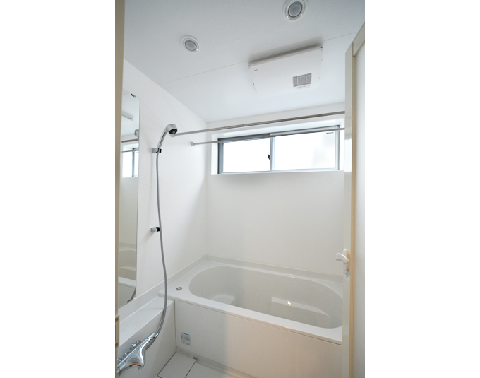 ホワイトで統一した清潔感あふれるバスルーム