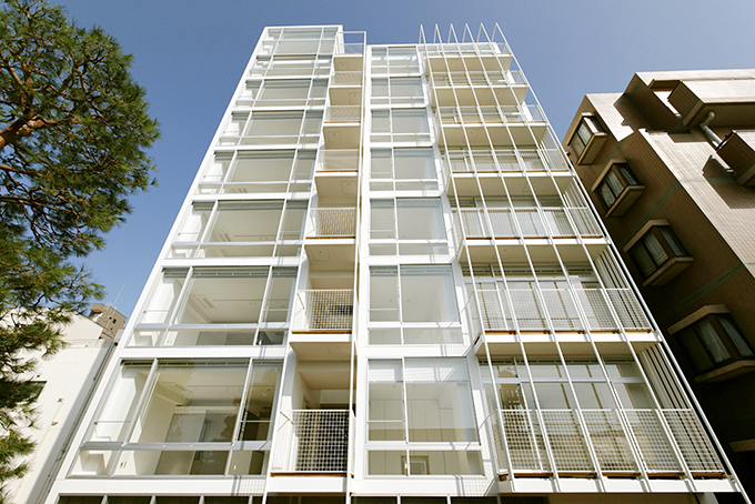 南側ファサードを見上げる