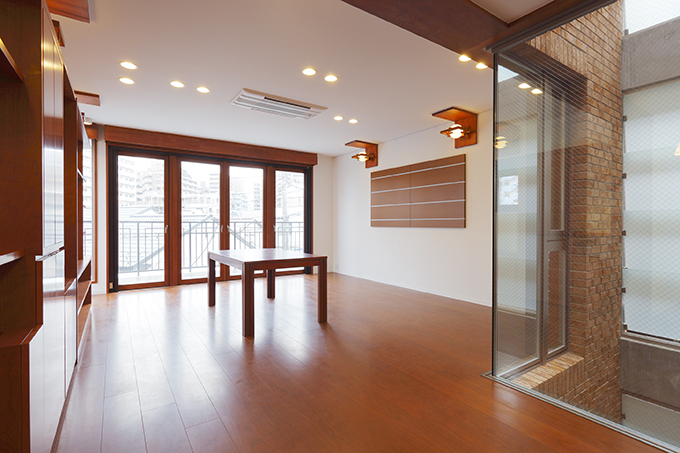 広い開口部で光を取り込む