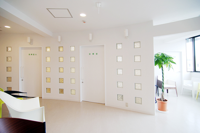 診察室も小さなガラスブロックがつながりを