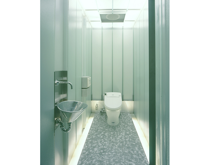 スタイリッシュなガラス張りのトイレ