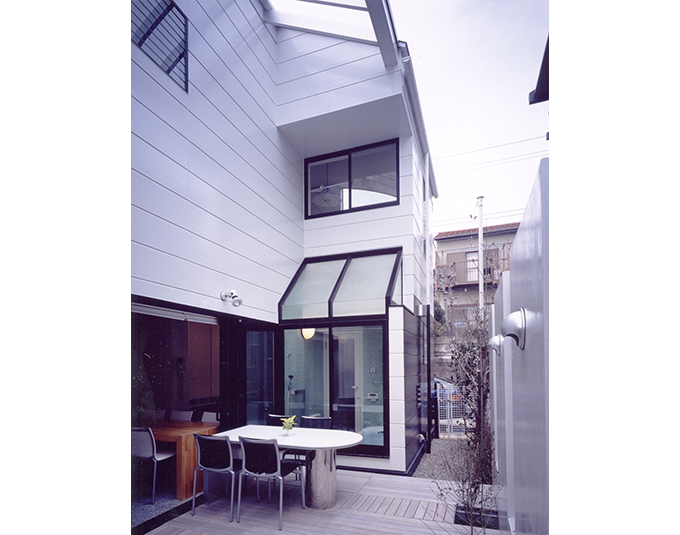 内外につながる中庭のジャイアントテーブル