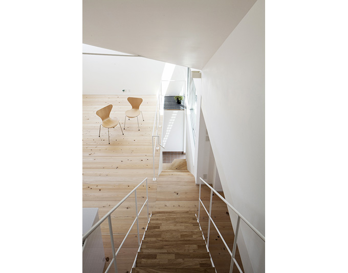 玄関まで見通し出来ながら、天井に空間の変化を感じる