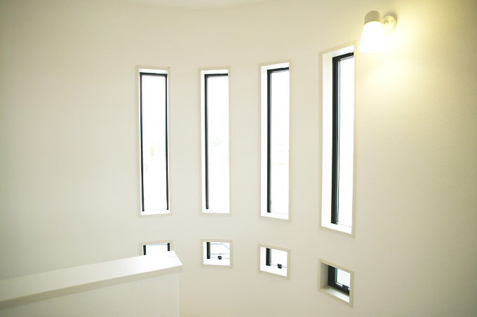 連続した窓を設置して、空間にリズム感を演出した階段スペース